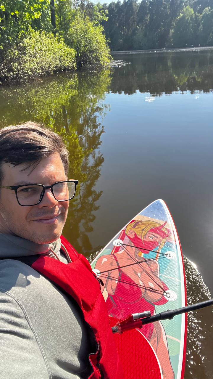 Участник SUP-тура на воде